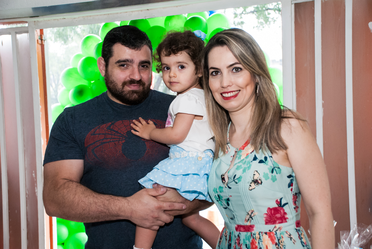 fotografia da família no arco de bexigas