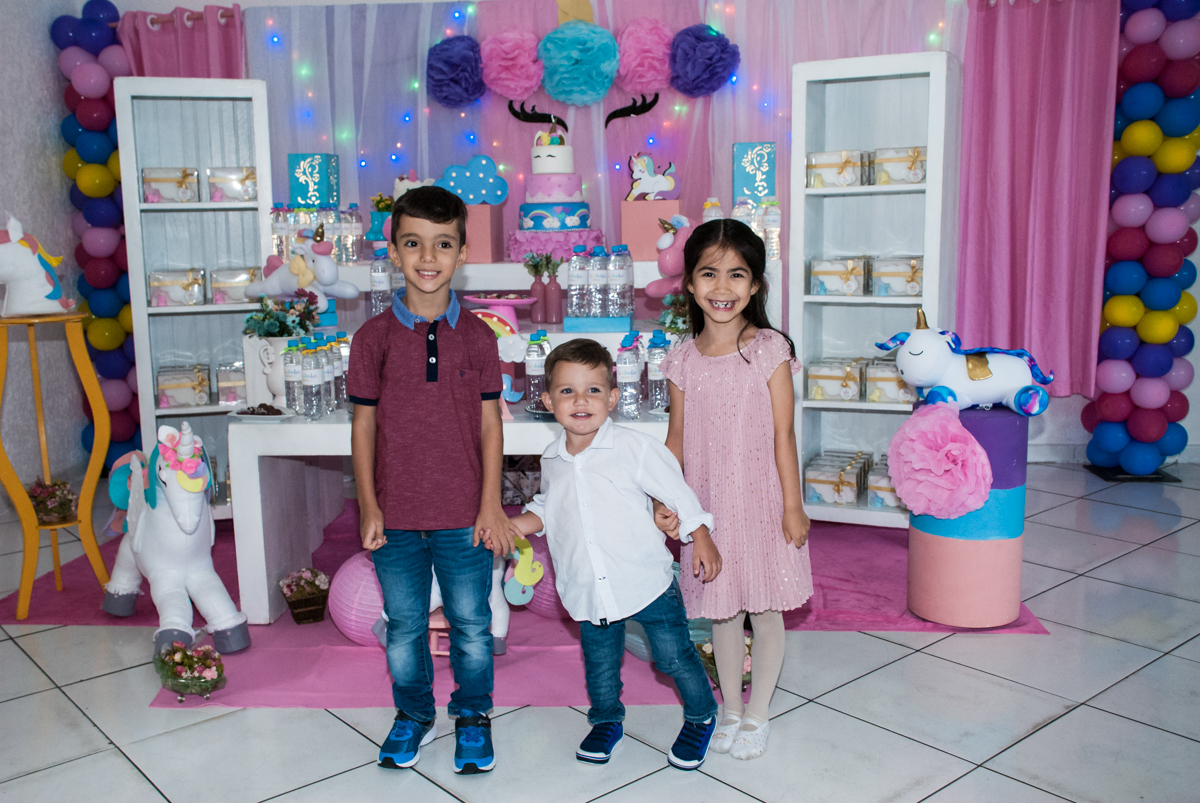 recebendo os amigos para sua festa