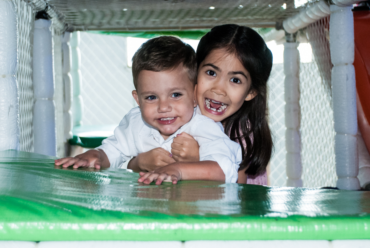 brincando com o amigo no brinquedão