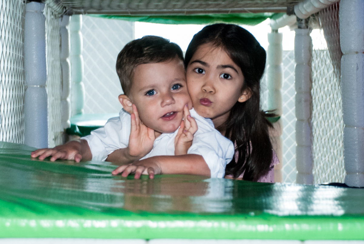 diversão com os amigos no brinquedão