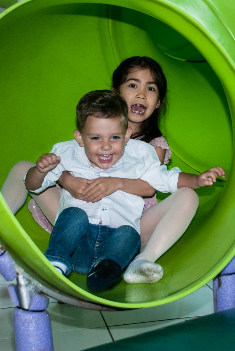 descendo felizes no escorregador