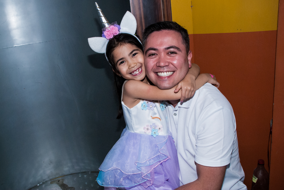 abraço de parabéns do papai na aniversariante