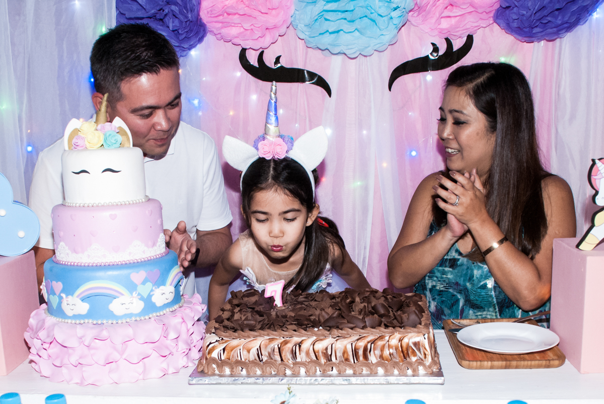 soprando a vela do bolo