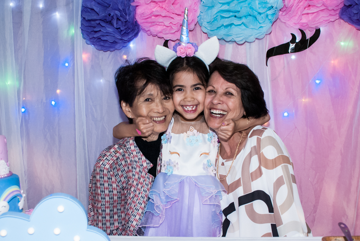 abraço carinhoso nas avós