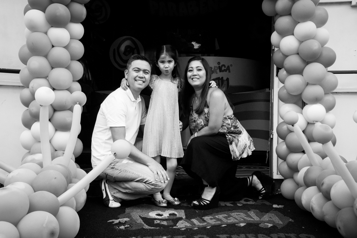 fotografia da família no arco de bexigas