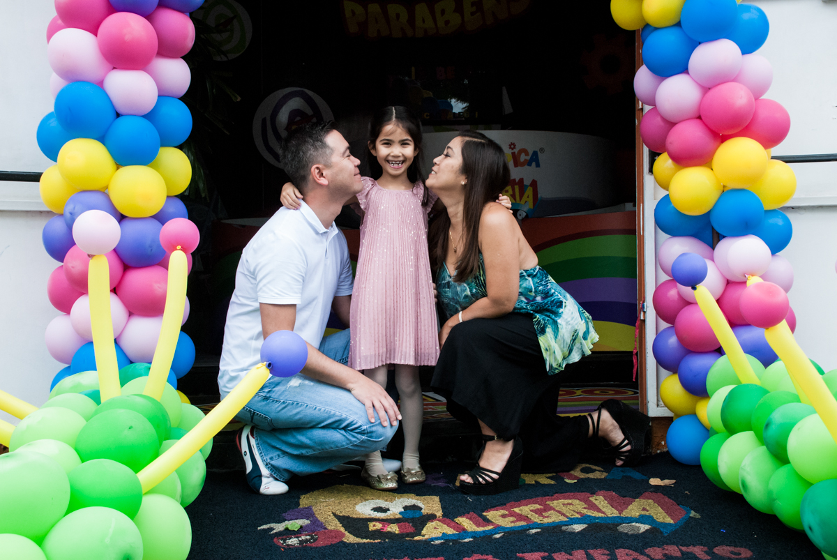 carinho dos pais com a aniversariante