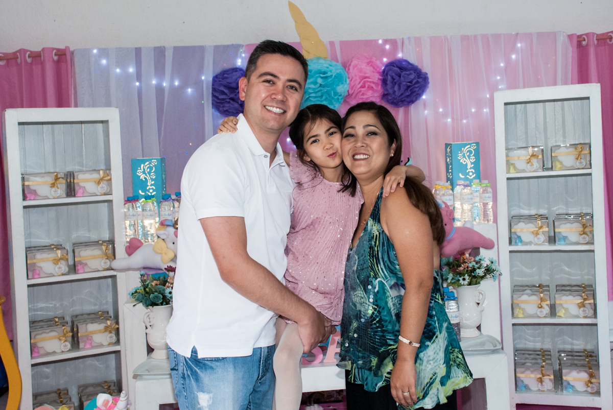 posando para a foto com a família