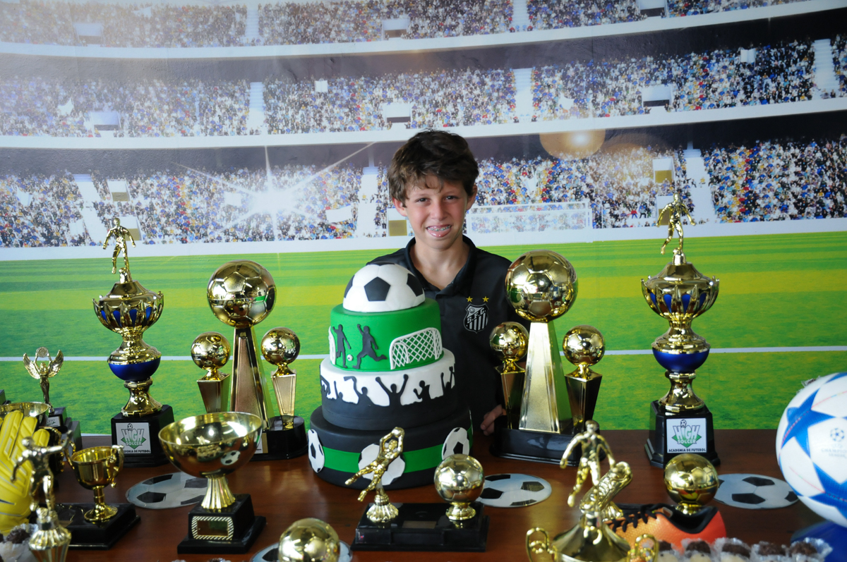 Fotografia do aniversariante na mesa decorada do Buffet High Soccer