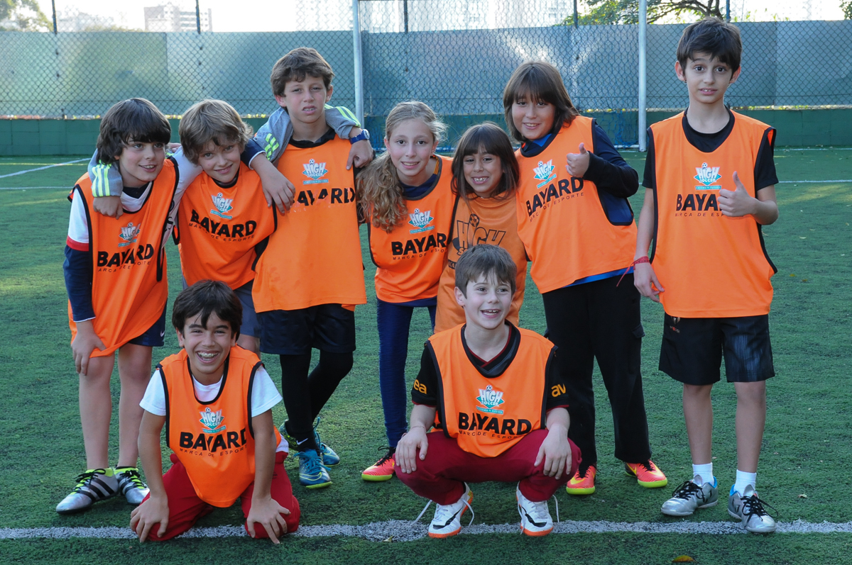 Fotografia dos amiguinhos do aniversariante no campo de futebol do Buffet High Soccer