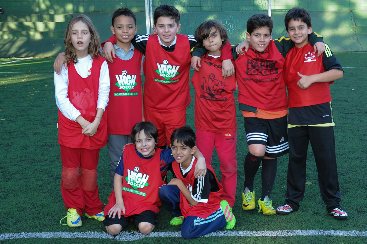 Fotografia das crianças posando no campo de futebol do Buffet High Soccer