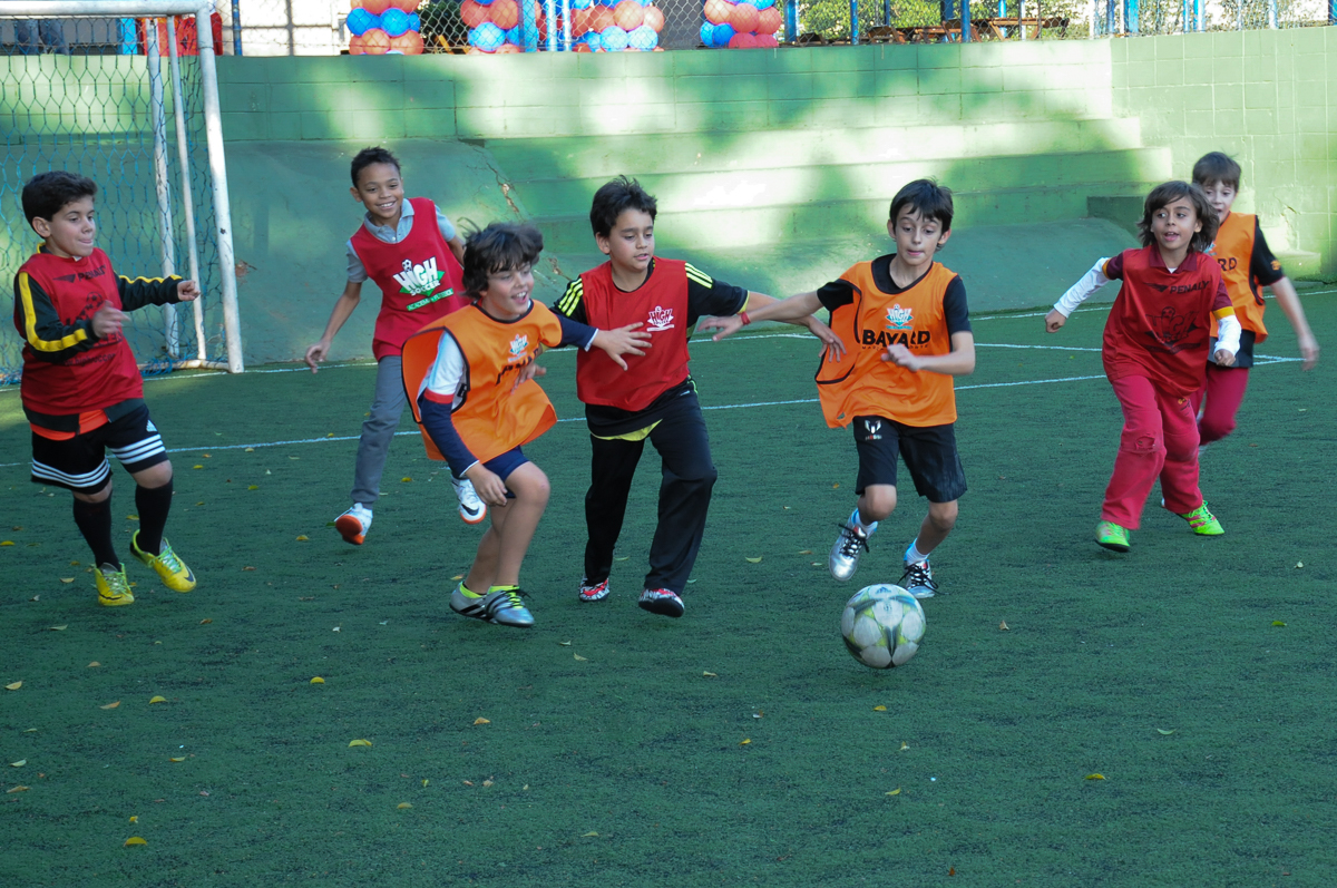 Fotografia dos jogadores no campo de futebol do Buffet High Soccer