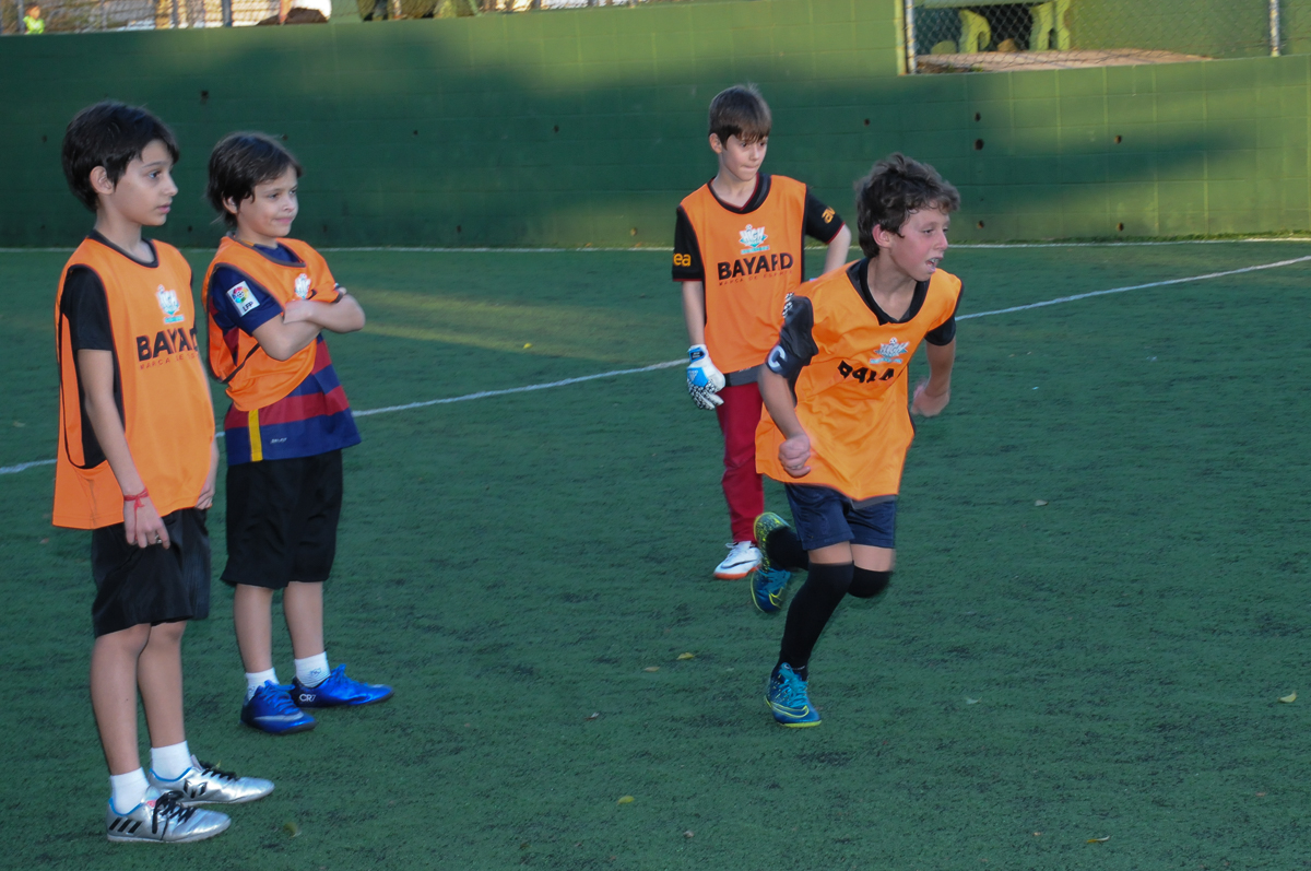 Fotografia de jogada de crianças no campo de futebol no High Soccer