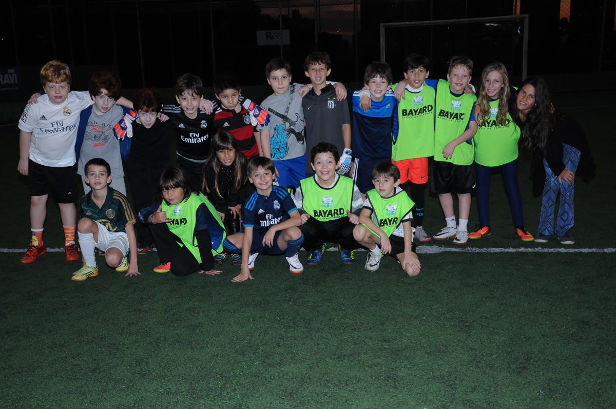 Fotografia de pose de jogadores no campo de futebol no High Soccer