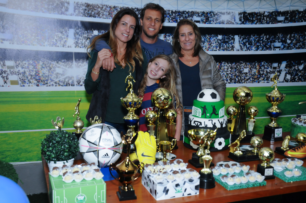Fotografia da família na mesa decorada no Buffet High Soccer