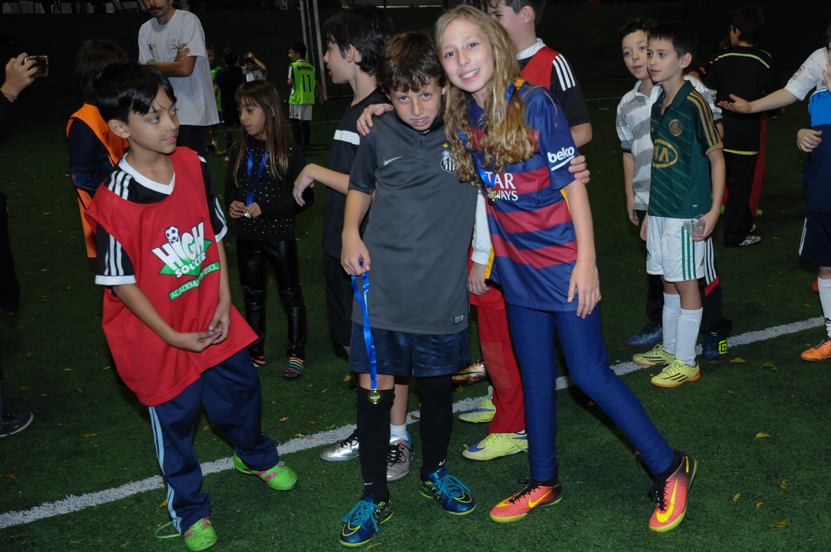 Fotografia do aniversariante e irmã no campo de futebol no Buffet High Soccer