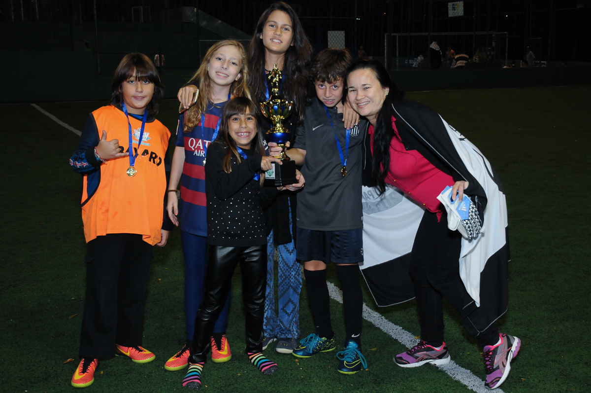 Fotografia do aniversariante e família no campo de futebol do Buffet High Soccer