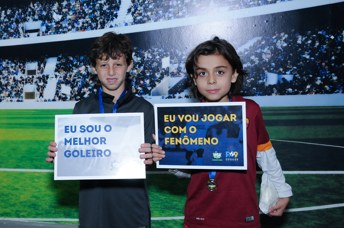 Fotografia dos amiguinhos do aniversariante com a placa do Buffet  High Soccer