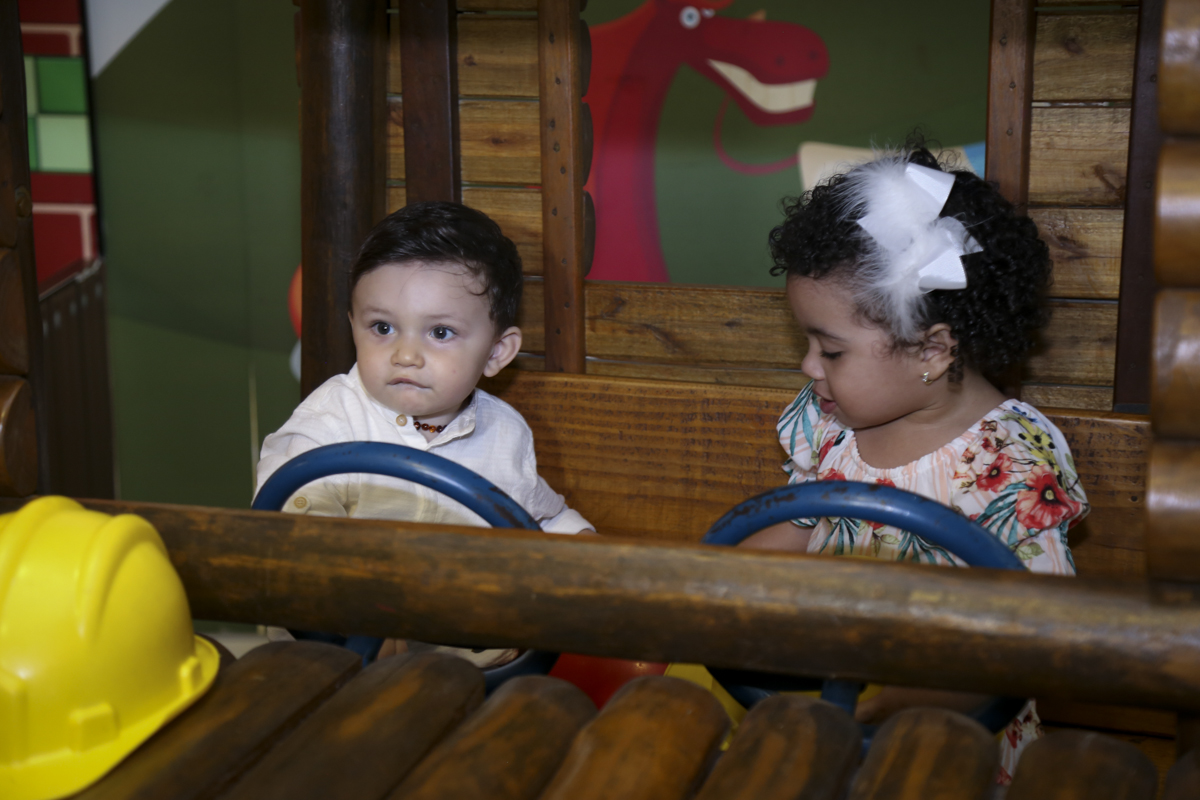 diversão no Jeep de madeira