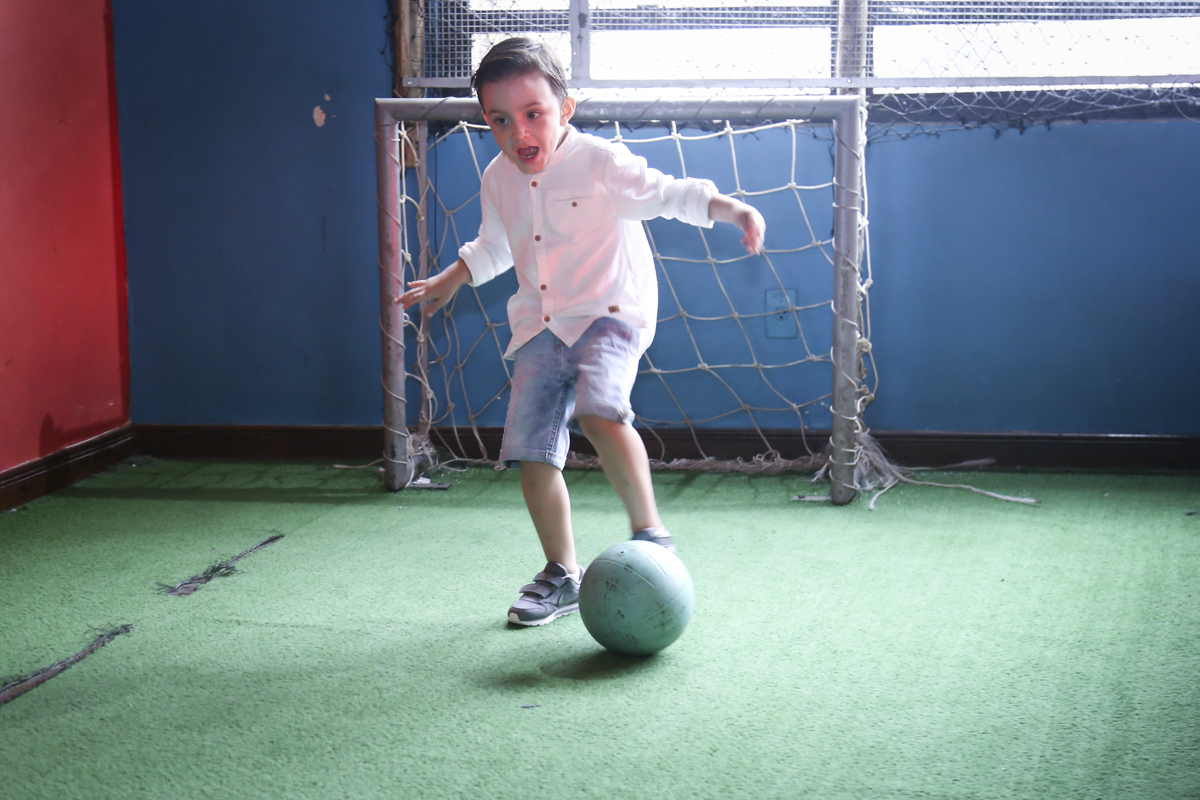 preparando para fazer gol no jogo de futebol