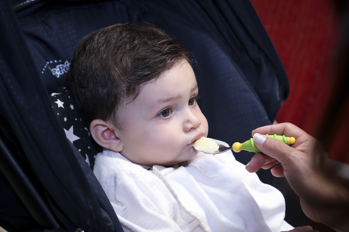 hora de se alimentar saboreando um gostosa papinha