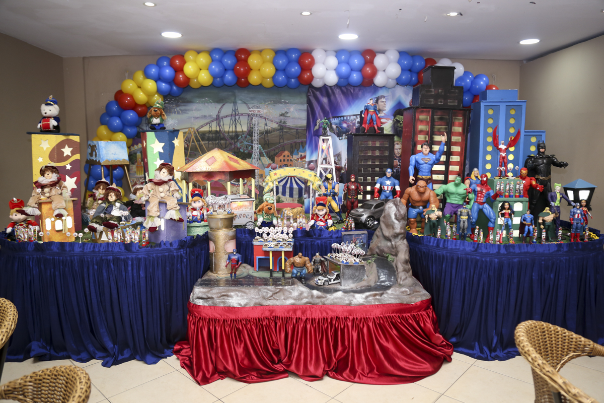 mesa temática dos super heróis