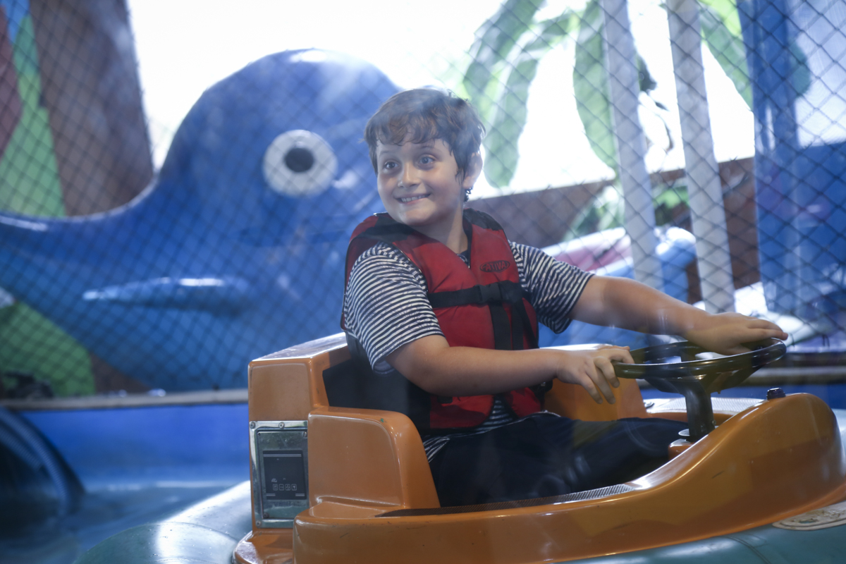 brincando no barco aquático