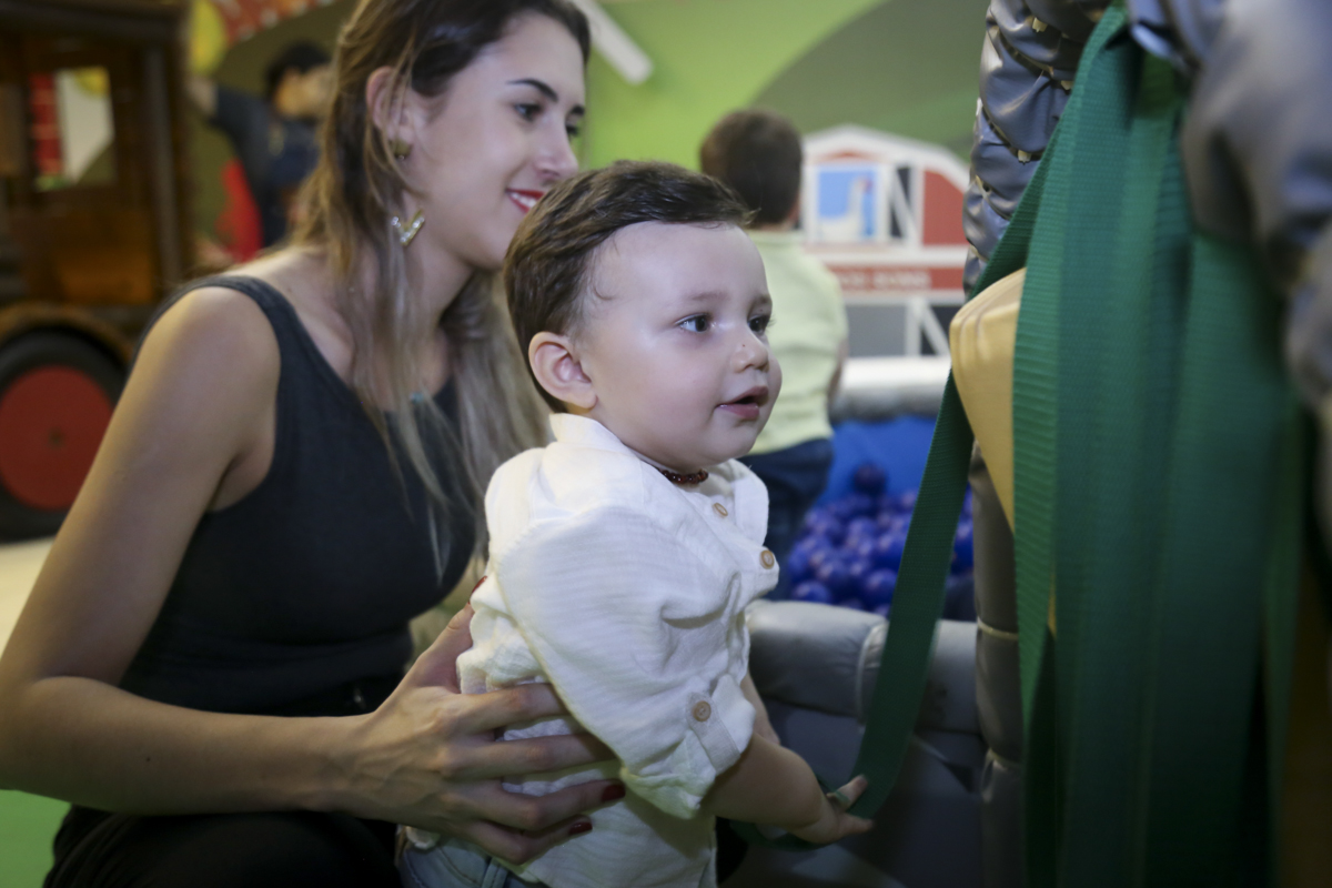 o aniversariante brinca com a convidada no simulador de corridas