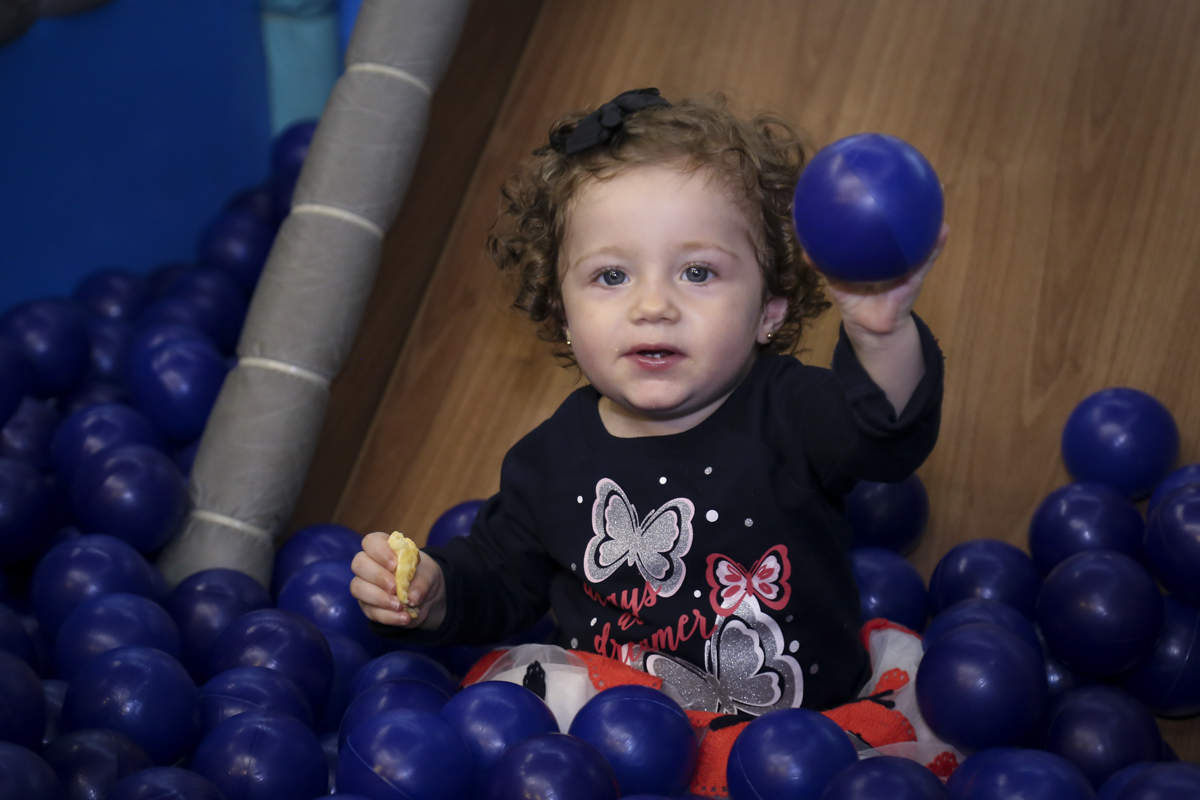 mais um amigo na piscina de bolinhas