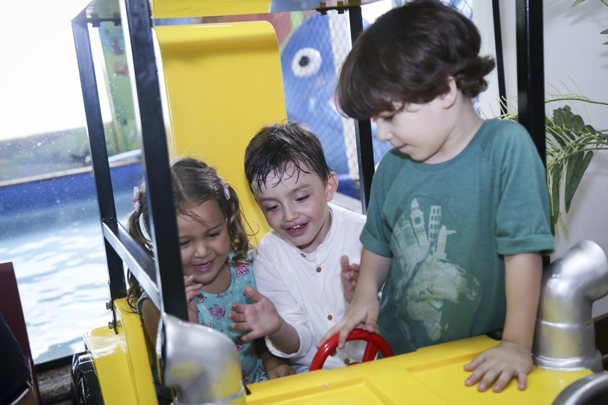 Os amigos brincam no game