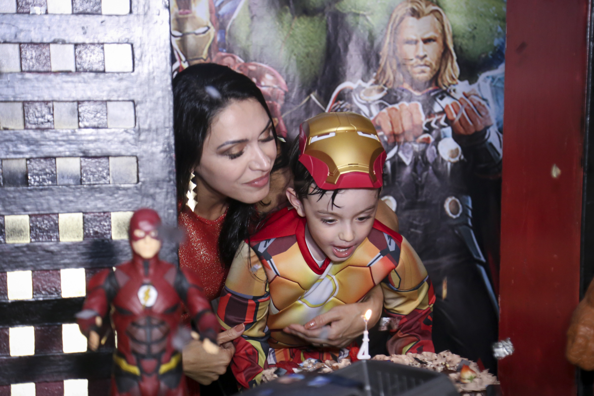 soprando a vela do bolo