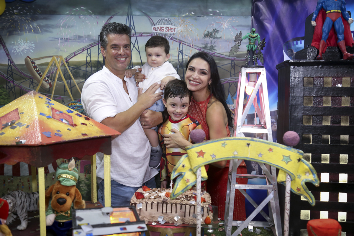 foto da família na mesa do bolo