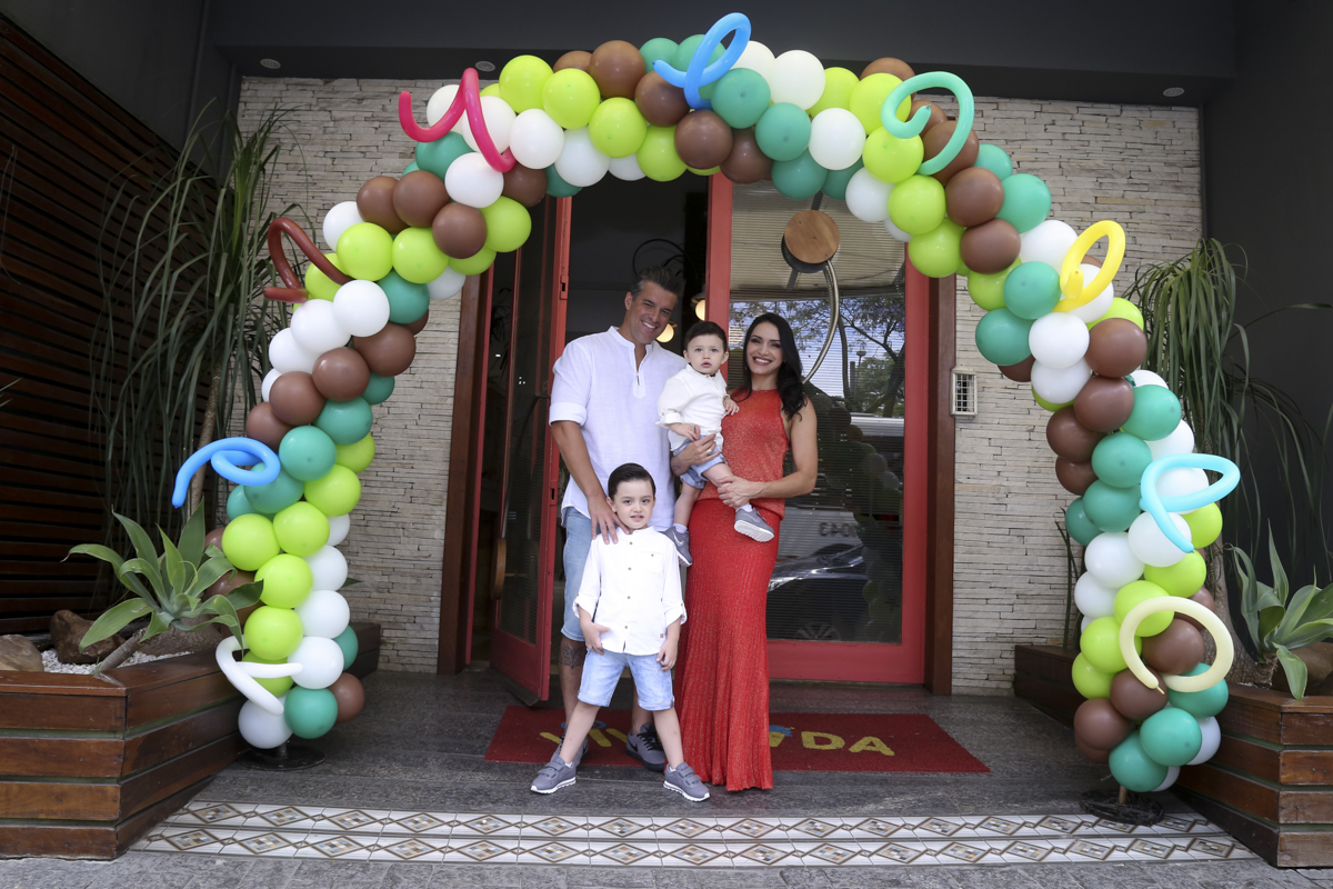 fotografia da família no arco de bexigas