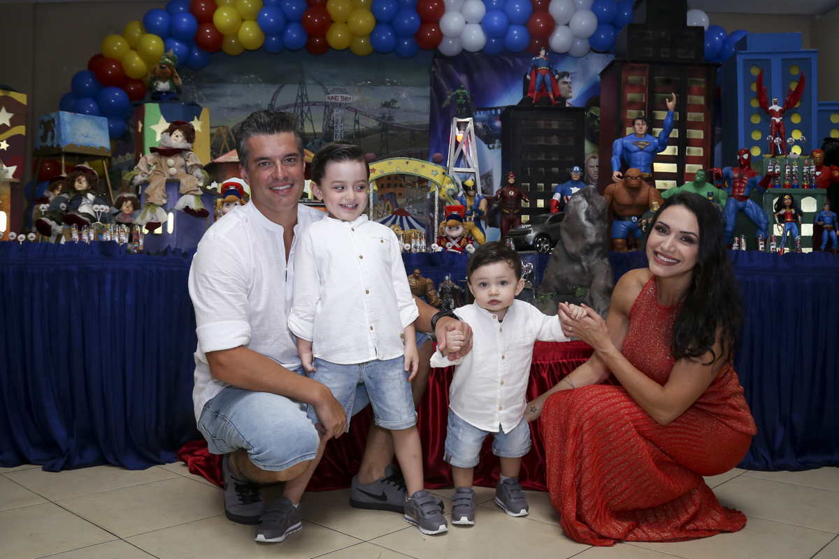 fotos da família na mesa temática