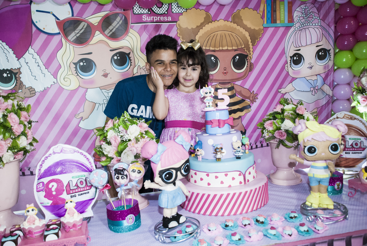 O irmão ganha carinho da aniversariante