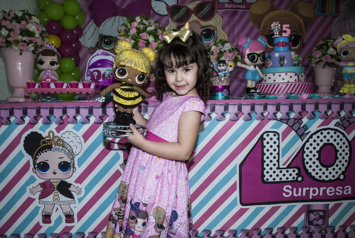 posando para a foto com a personagem LOL