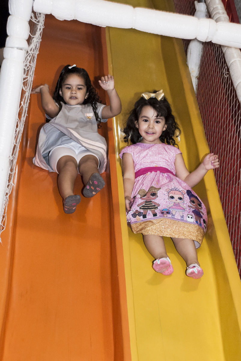 descendo no escorregador com a amiga