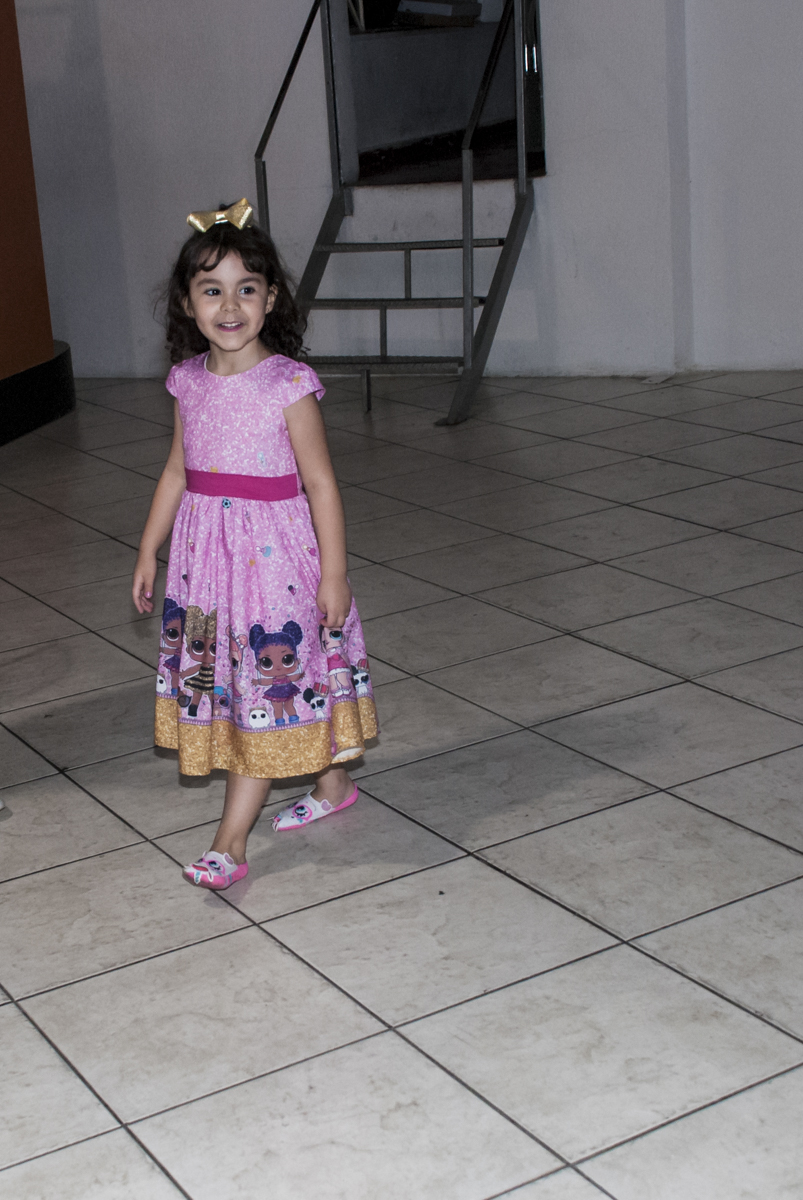 aniversariante espera as personagens para abraçá-las