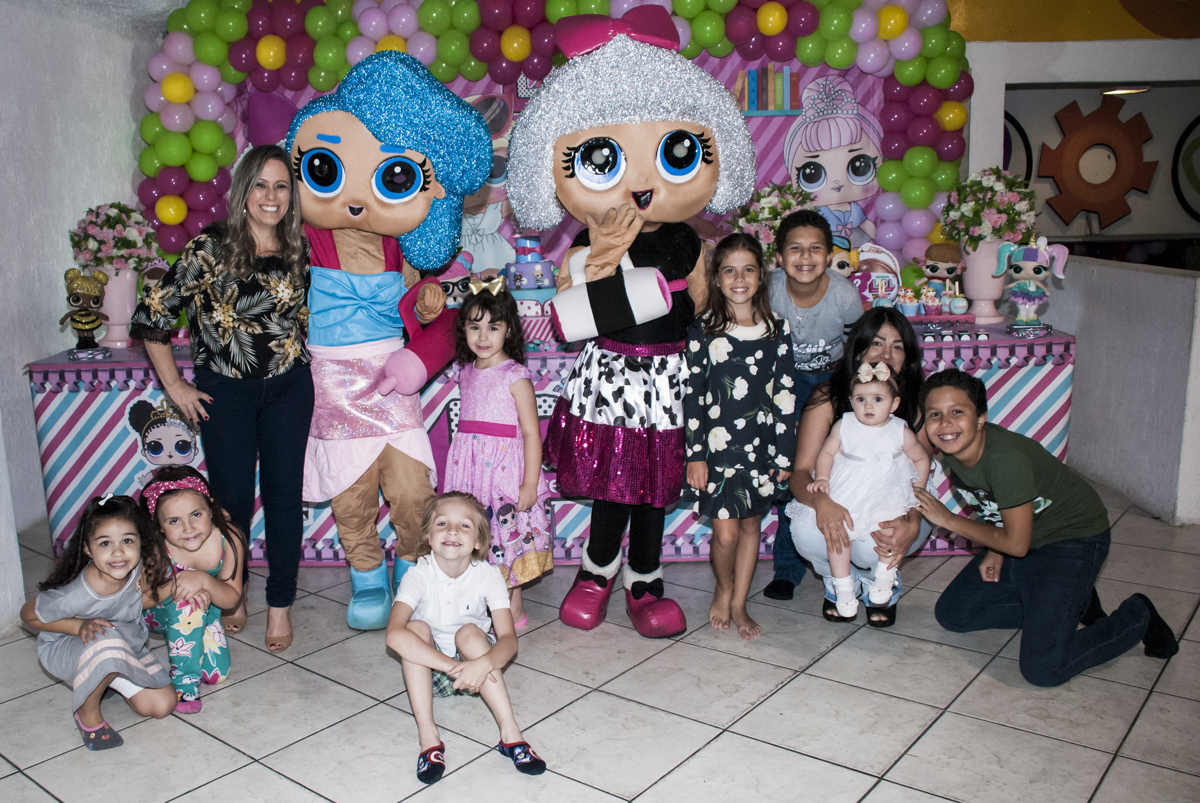 todas as crianças fazem foto com os personagens LOL