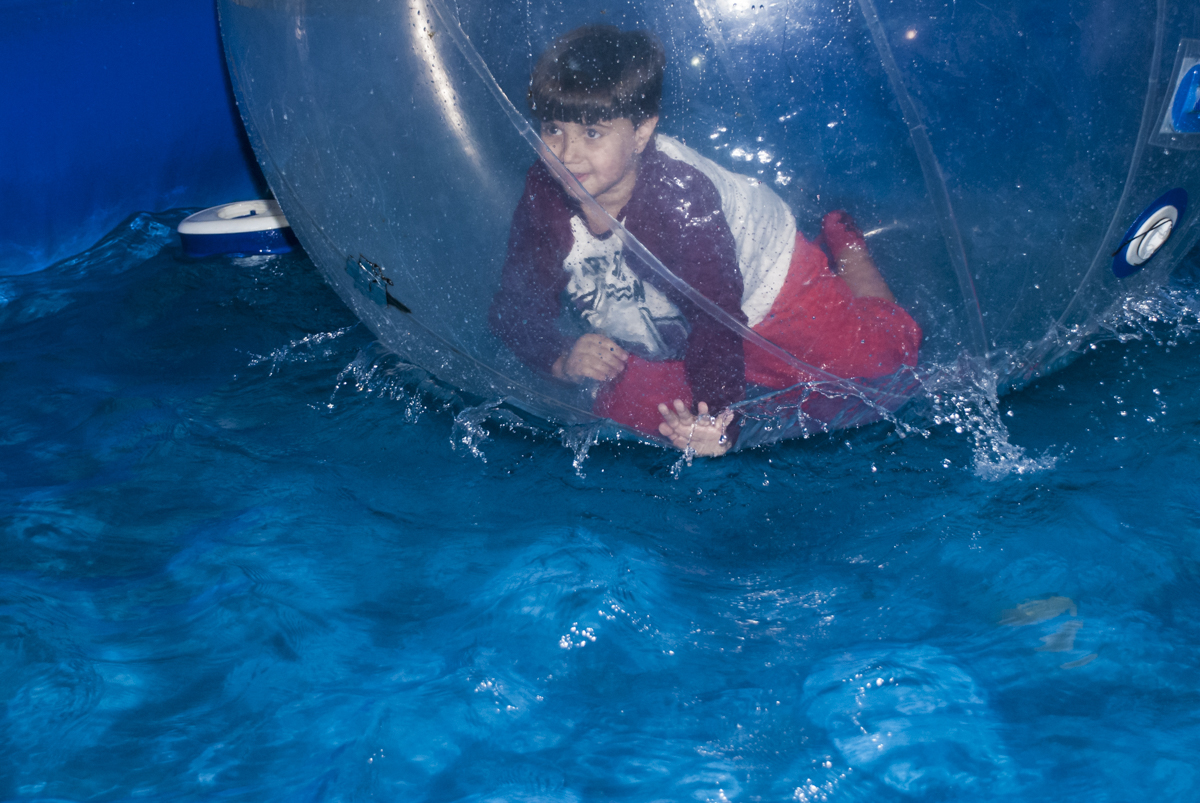 diversão na bola aquática