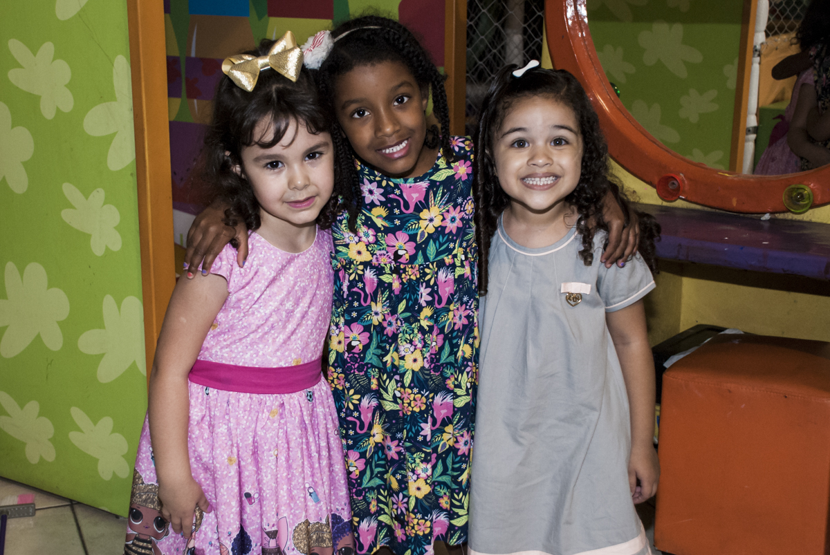 As amigas fazem fotos divertidas