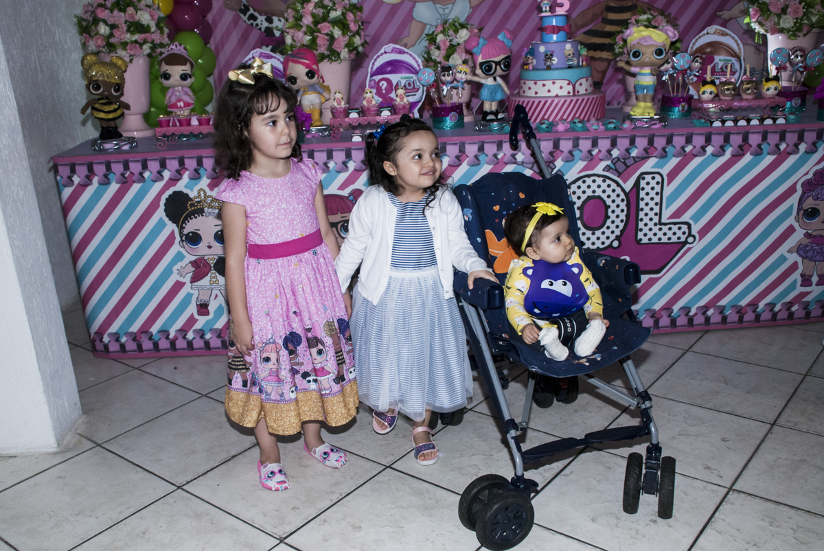 As priminhas posam para as fotos