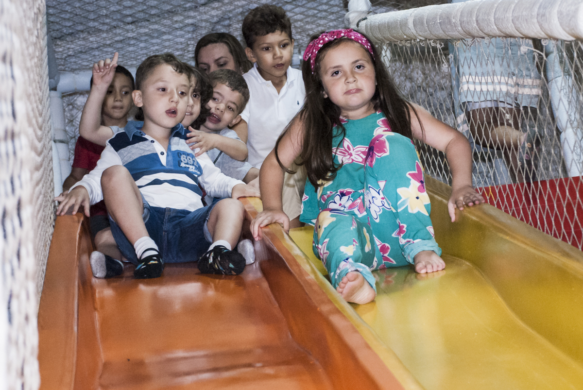 descendo no escorregador em turma