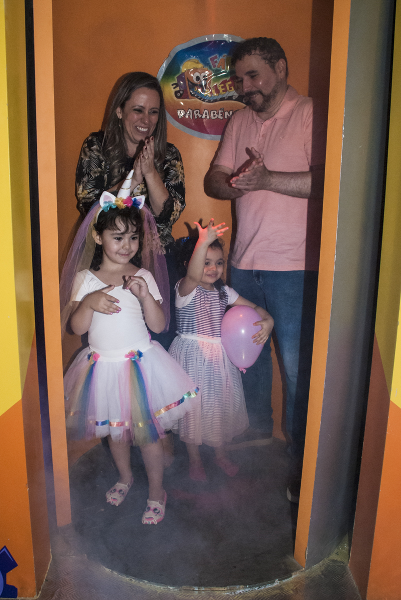 A família saindo da máquina do Parabéns