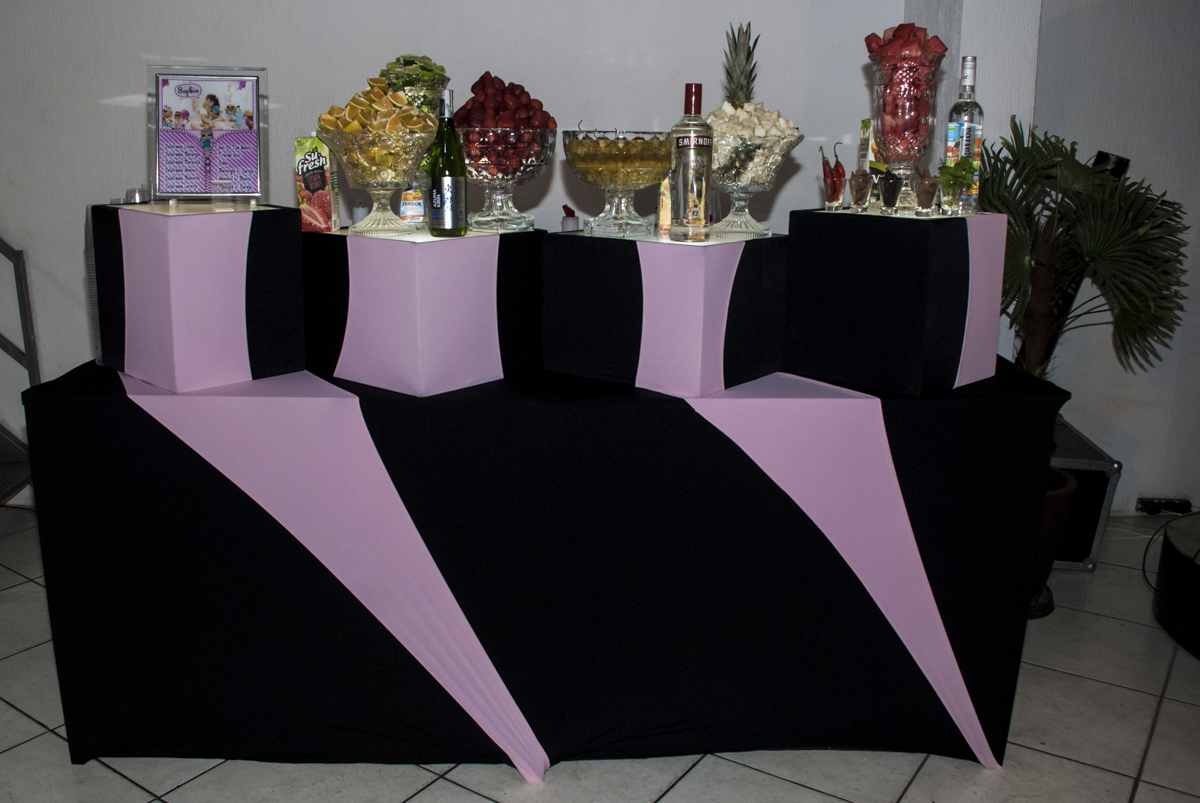 mesa de frutas e drinks