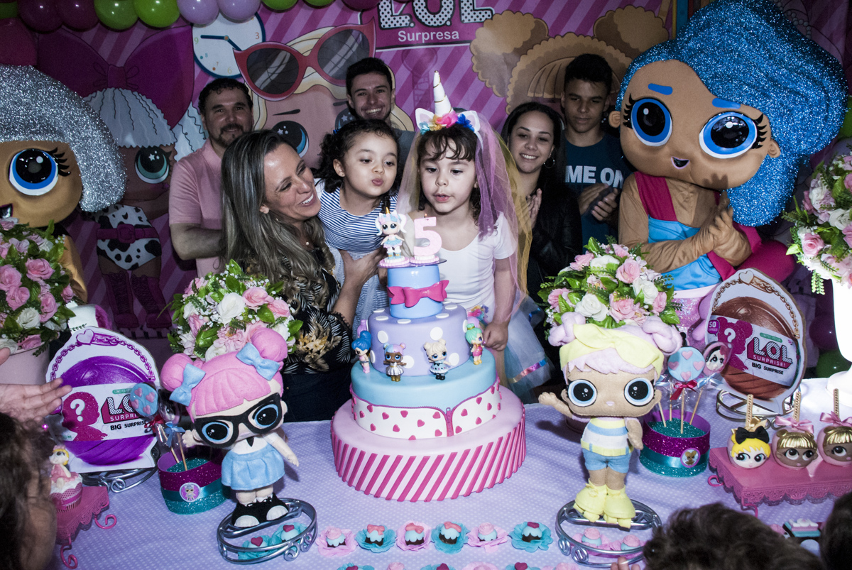 soprando a vela do bolo