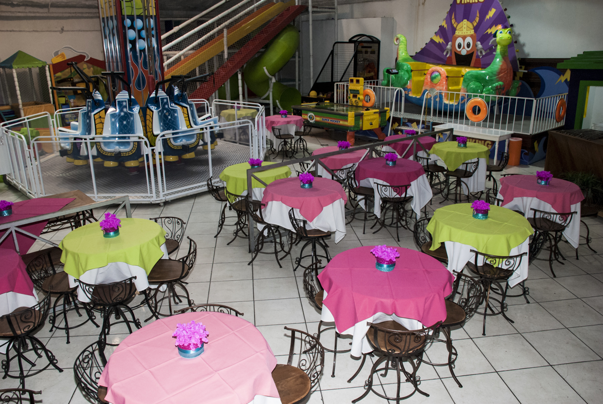 mesa decorada com vasos de flores