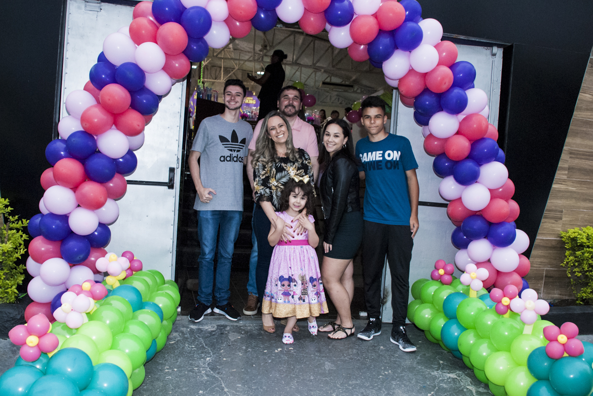 fotografia da família no arco de bexigas