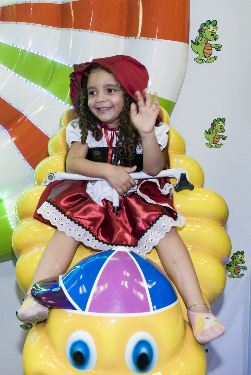 A amiga também brinca nocarrossel