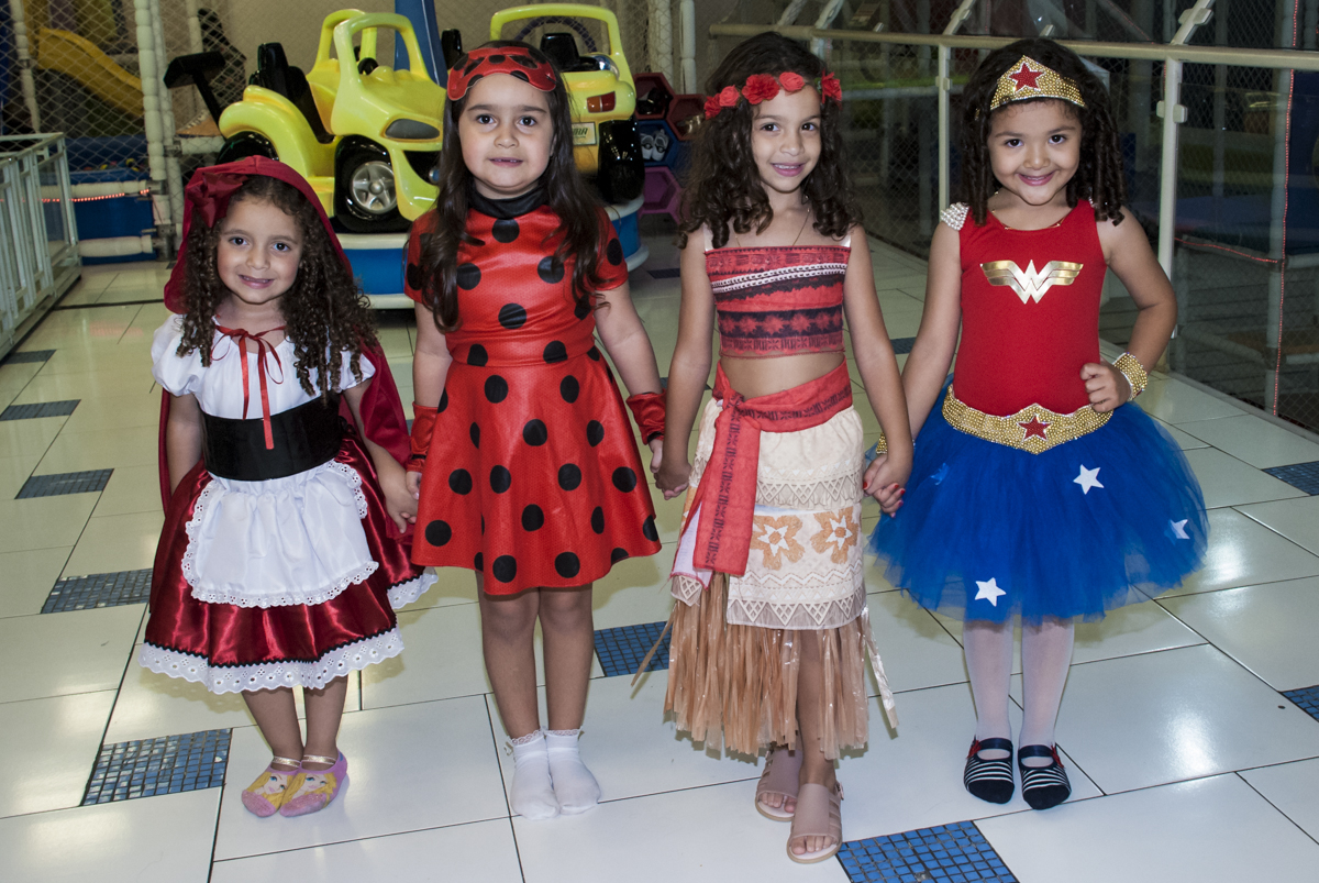 recebendo as amigas para a festa
