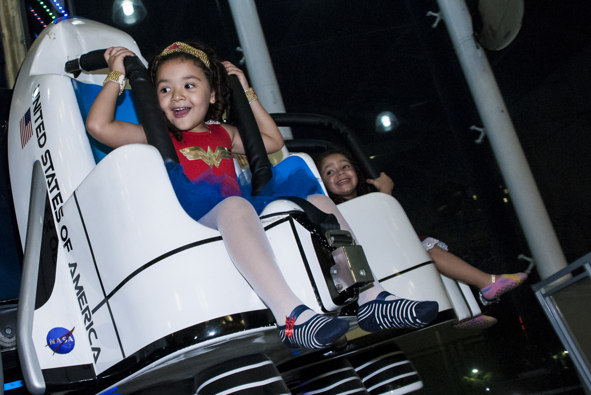 A aniversariante também brinca no brinquedo elevador